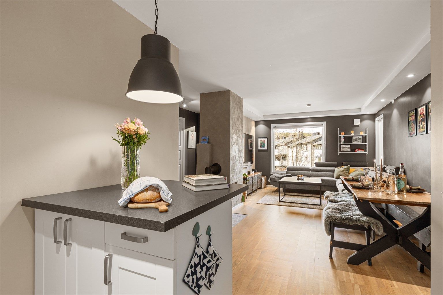 Store vindusflater gir rikelig med naturlig lys inn i leiligheten