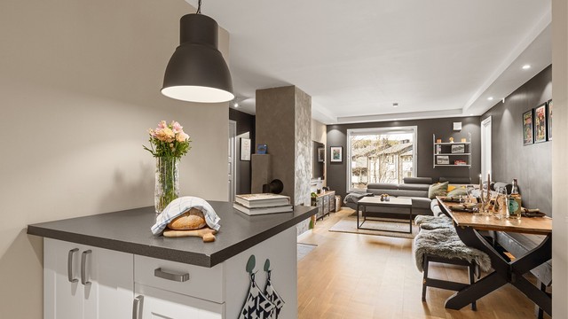 Store vindusflater gir rikelig med naturlig lys inn i leiligheten