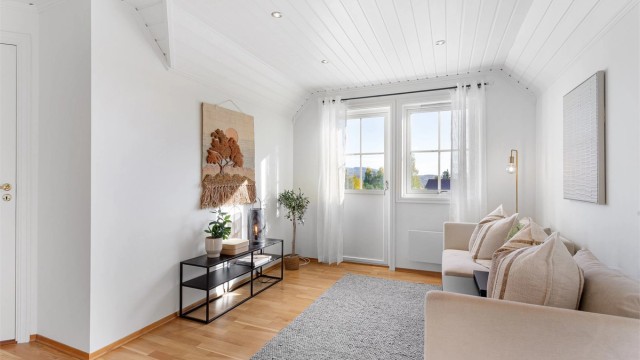 Utgang fra loftstue til balkong