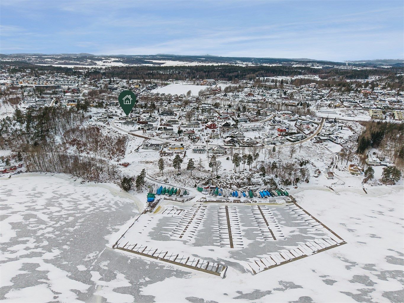 Nærområdet byr på flotte turmuligheter, både til fots og med sykkel, med flere turstier og lysløyper i umiddelbar nærhet.