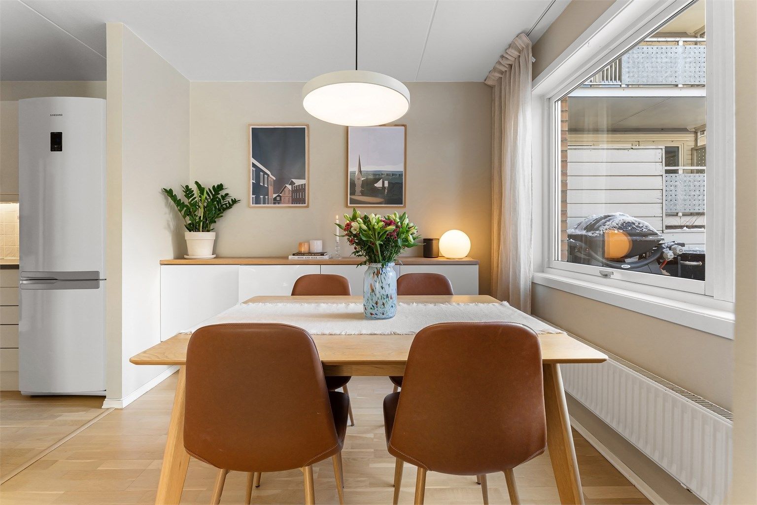 Oppvarming via felles sentralvarme med radiatorer er inkludert i felleskostnadene.