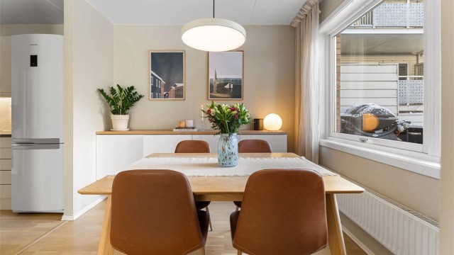 Oppvarming via felles sentralvarme med radiatorer er inkludert i felleskostnadene.