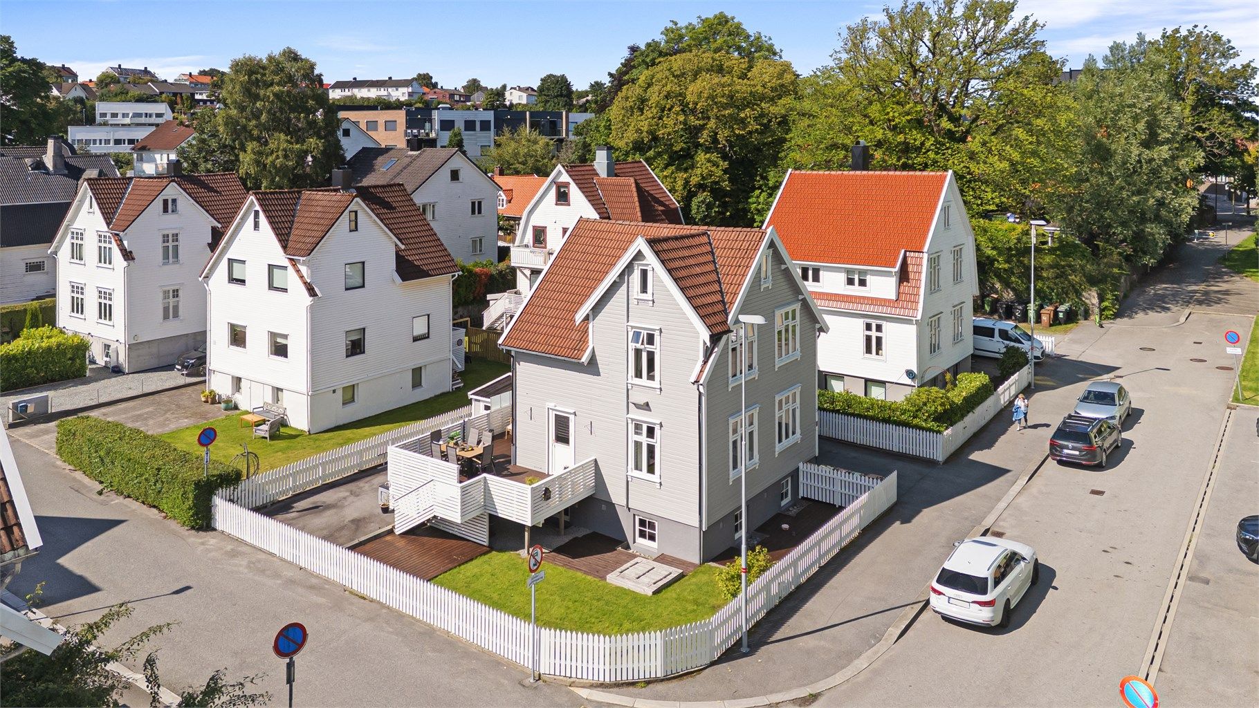 Rosenberggata 70, er en flott og innholdsrik enebolig, beliggende på en fin hjørnetomt i et rolig nabolag. Her bor man i en tilbaketrukket gate på Bjergsted, men med umiddelbar nærhet til stavanger sentrum, som er en kort gange unna.