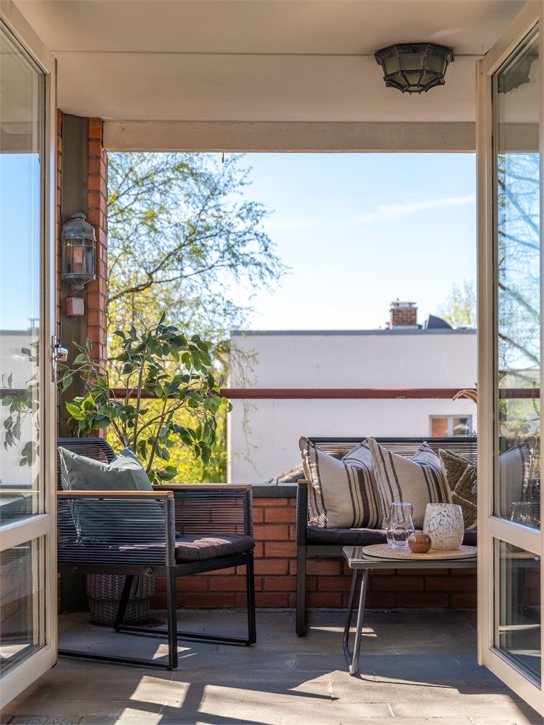 Utgang til en overbygget terrasse uten innsyn – perfekt for avslapning. 