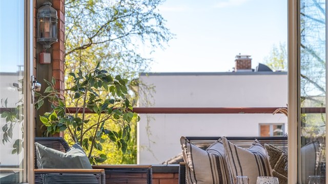 Utgang til en overbygget terrasse uten innsyn – perfekt for avslapning.