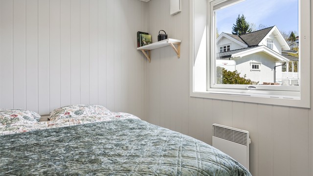 Soverommet har overflater med Hunton panelplater og et vindu som ble skiftet i 2023.