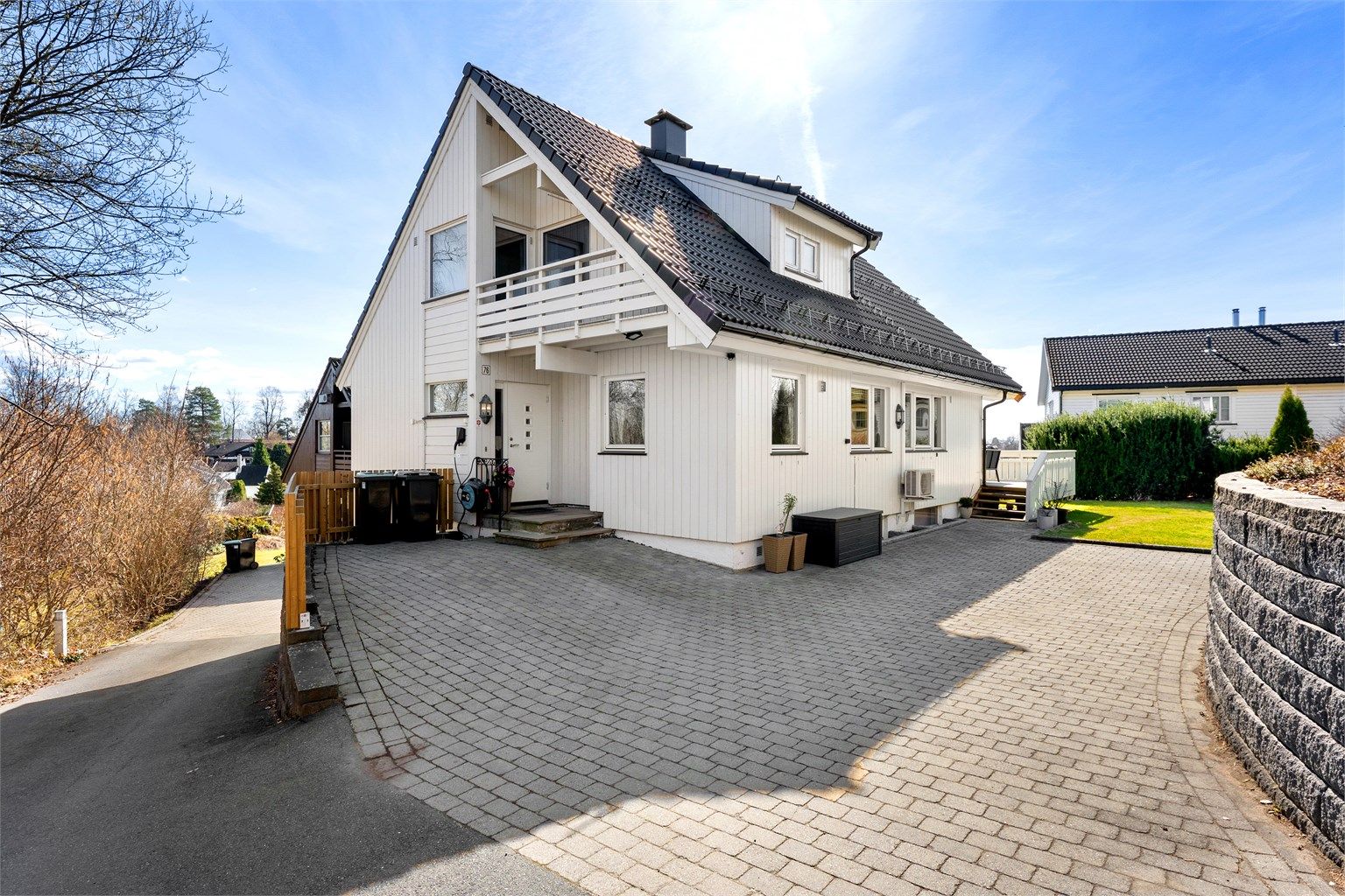 Eiendommen ligger i Kleivveien, en rolig og etablert villavei på Stabekk.