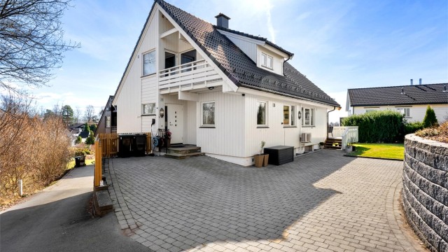 Eiendommen ligger i Kleivveien, en rolig og etablert villavei på Stabekk.