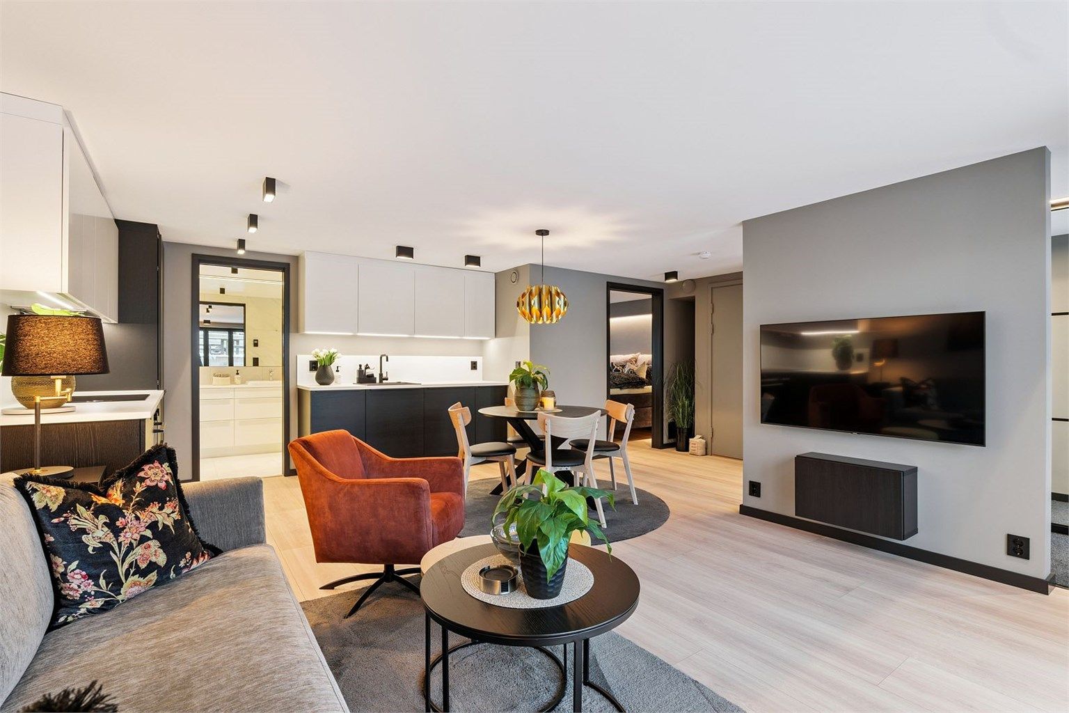 Velkommen til Saturnveien 4! En helt ny og svært eksklusiv leilighet med alt du måtte trenge! Ta med deg klær og tannbørste og flytt rett inn!