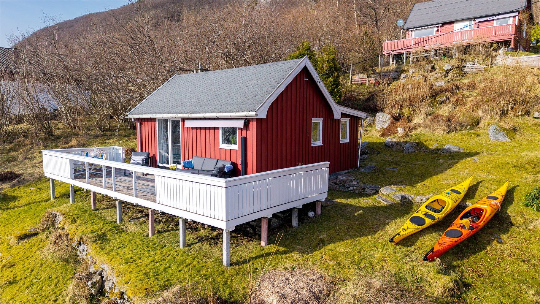 Fasade og terrasse. Det er skyvedør fra stuen til terrassen