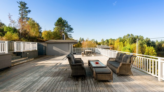 Terrassearealet strekker seg bort til den frittstående utestuen.