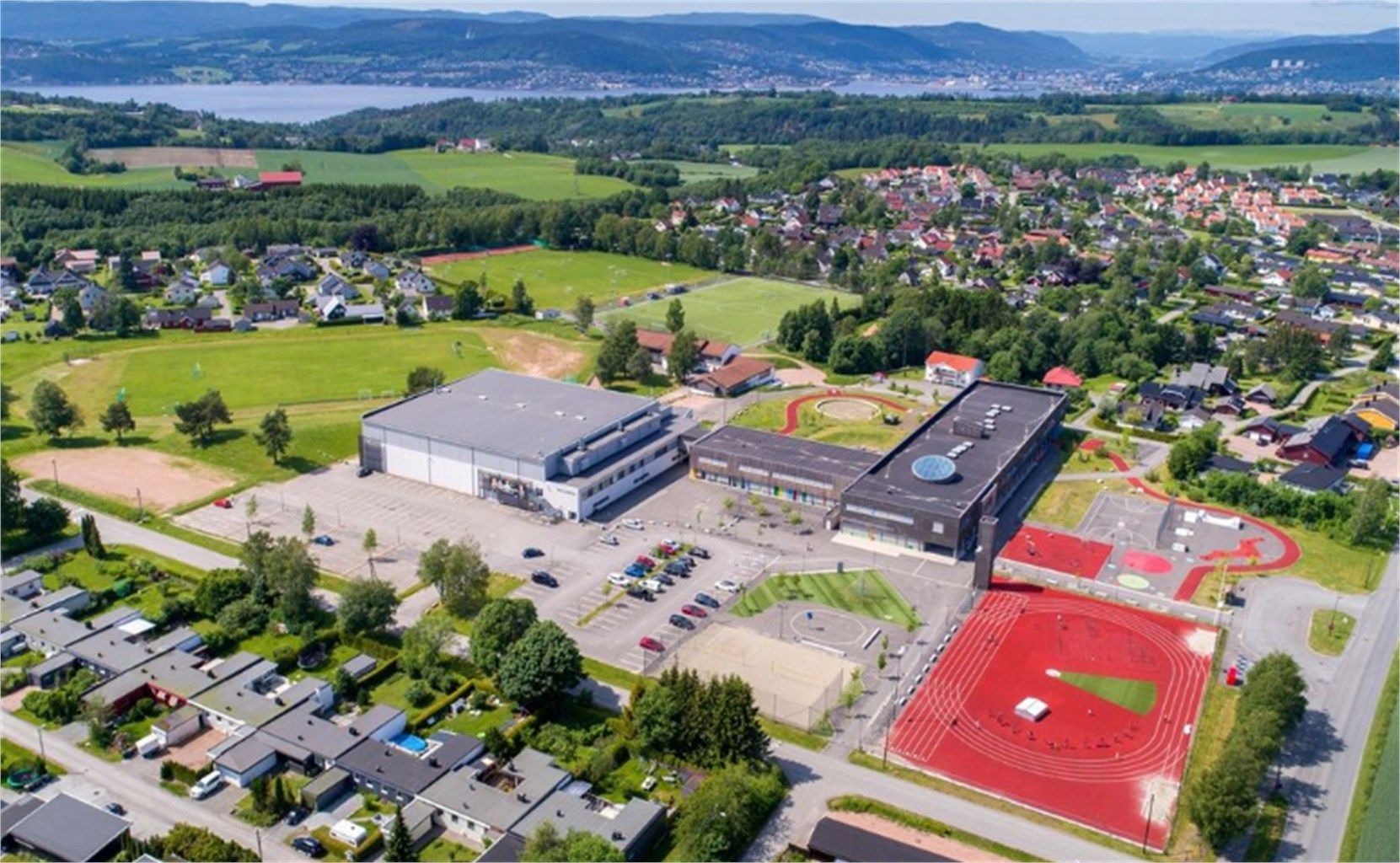 Spikkestad ungdomsskole med Ros arena, fotballbaner, tennis etc