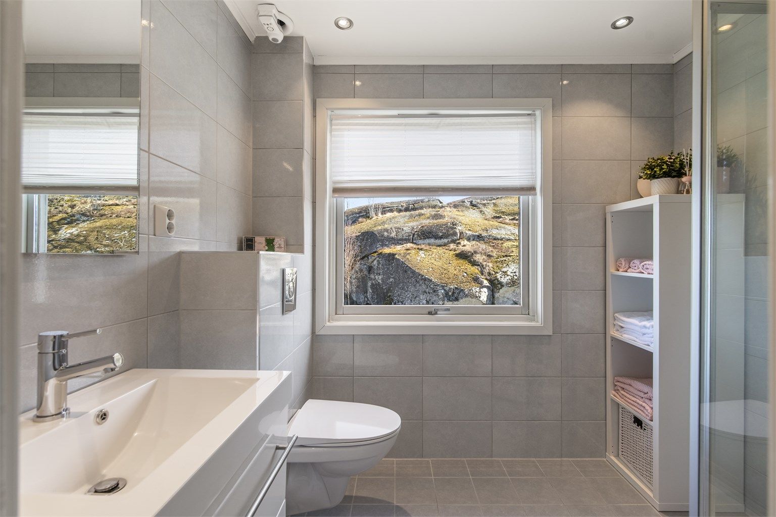 Badet i andre etasje har flislagt gulv med varmekabler.