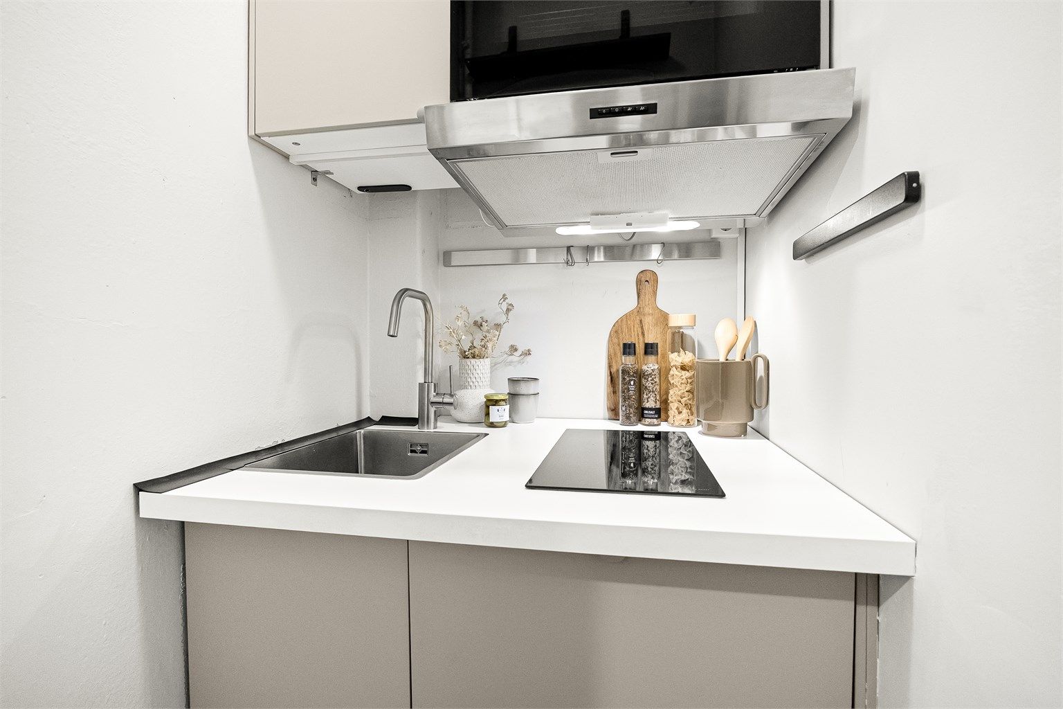 Kjøkkenet har en funksjonell løsning med god skap- og benkeplass, samt integrerte hvitevarer som stekeovn, platetopp og oppvaskmaskin.