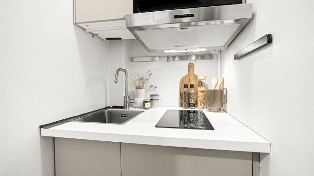 Kjøkkenet har en funksjonell løsning med god skap- og benkeplass, samt integrerte hvitevarer som stekeovn, platetopp og oppvaskmaskin.