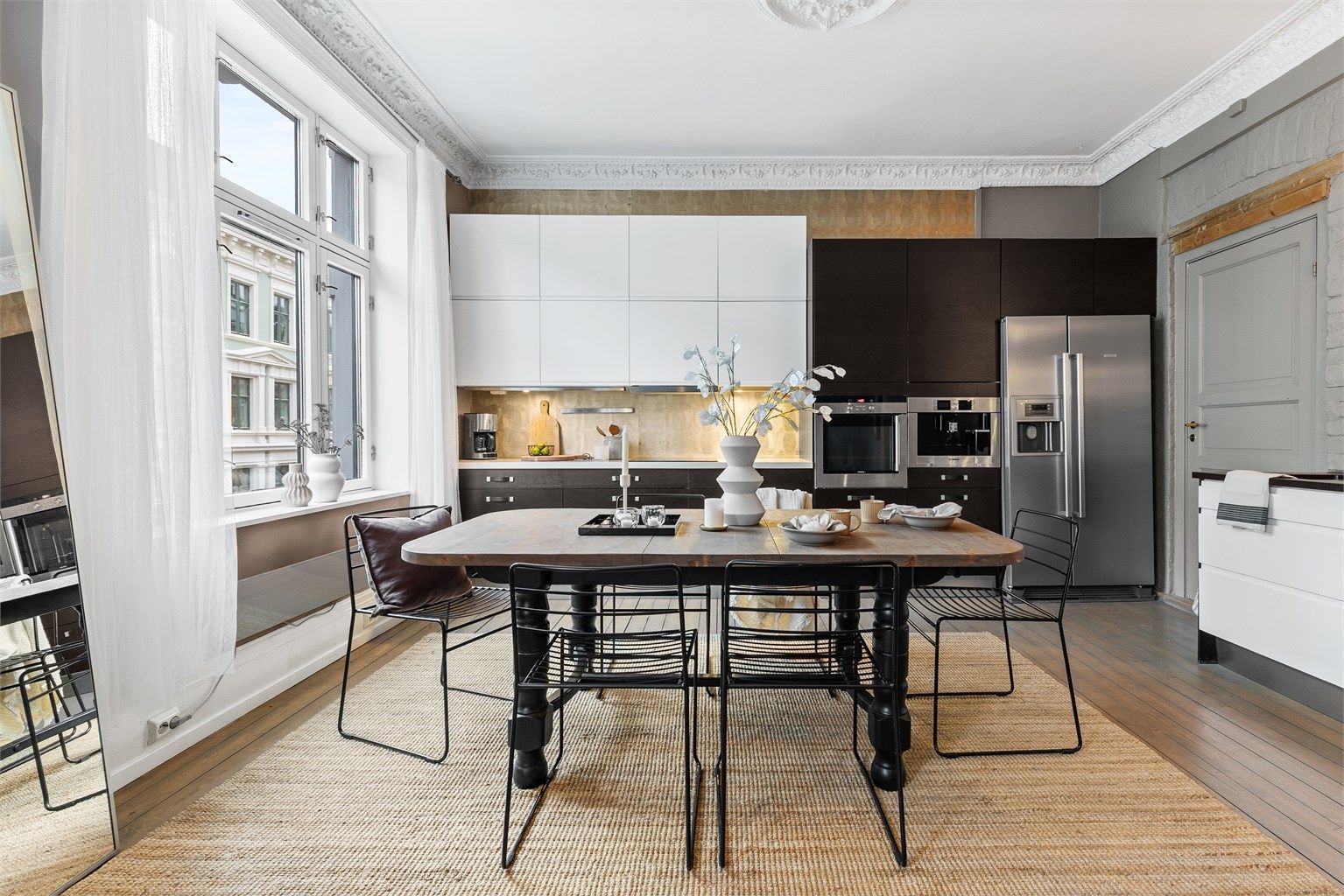 Moderne kjøkken med klassiske detaljer.