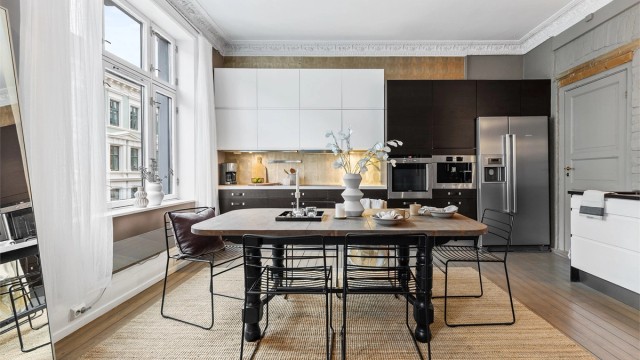 Moderne kjøkken med klassiske detaljer.