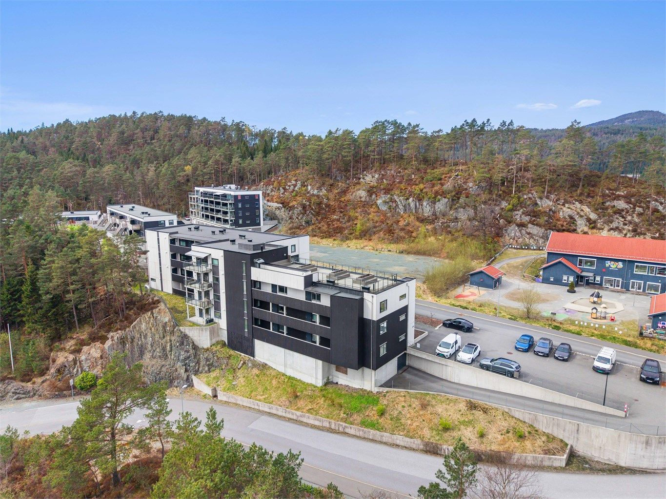 Her bor du med naturen som nærmeste nabo. Felles garasjeanlegg i underetasjen med enkel tilkomst med heis. 