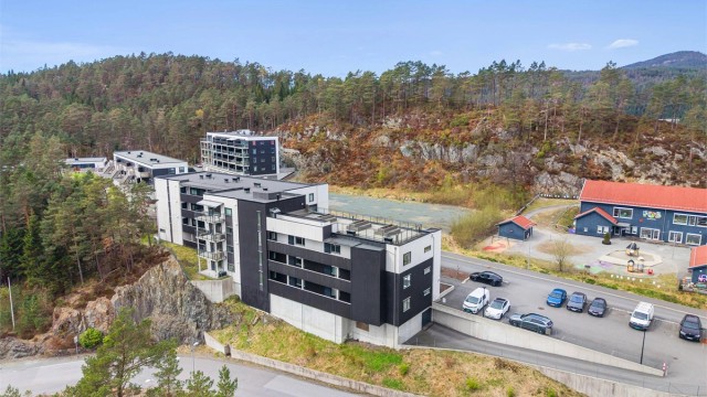 Her bor du med naturen som nærmeste nabo. Felles garasjeanlegg i underetasjen med enkel tilkomst med heis.