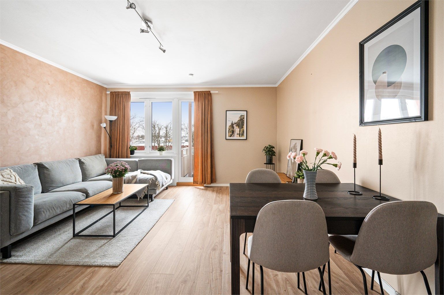 Stuen er av god størrelse og kan enkelt innredes med en romslig sofagruppe og spiseplass. 