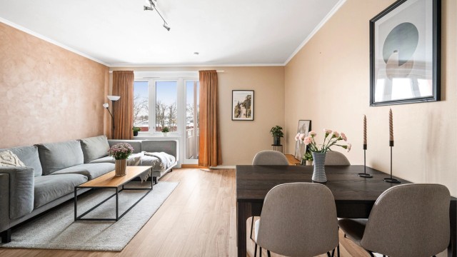 Stuen er av god størrelse og kan enkelt innredes med en romslig sofagruppe og spiseplass.