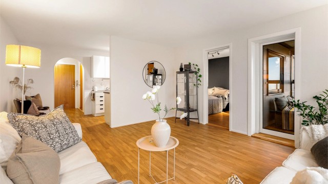 Stuen er romslig med store vindusflater og utgang til egen innglasset balkong.