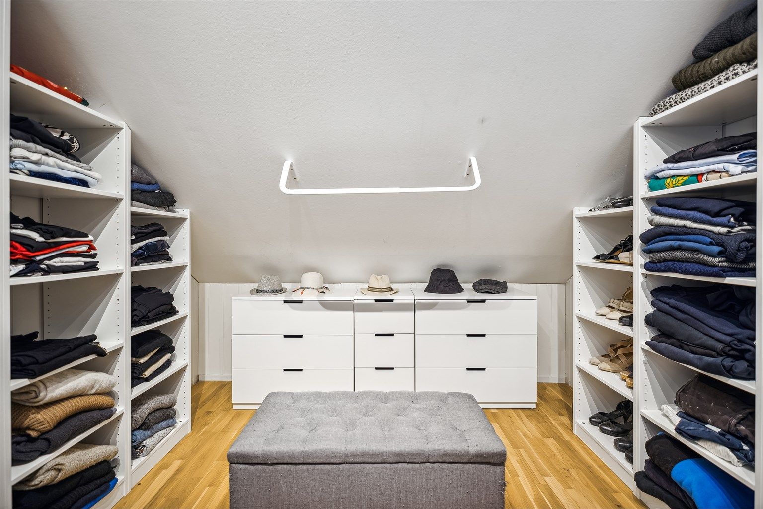 Romslig omkledningsrom med praktisk garderobeløsning 