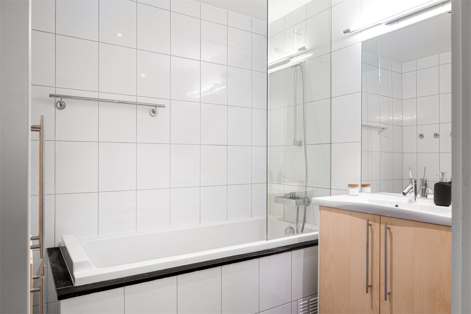 Badet har et stilrent inntrykk, med lyse og nøytrale farger