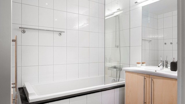 Badet har et stilrent inntrykk, med lyse og nøytrale farger