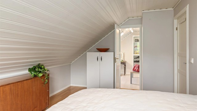 Walk-in closet tilknyttet soverommet