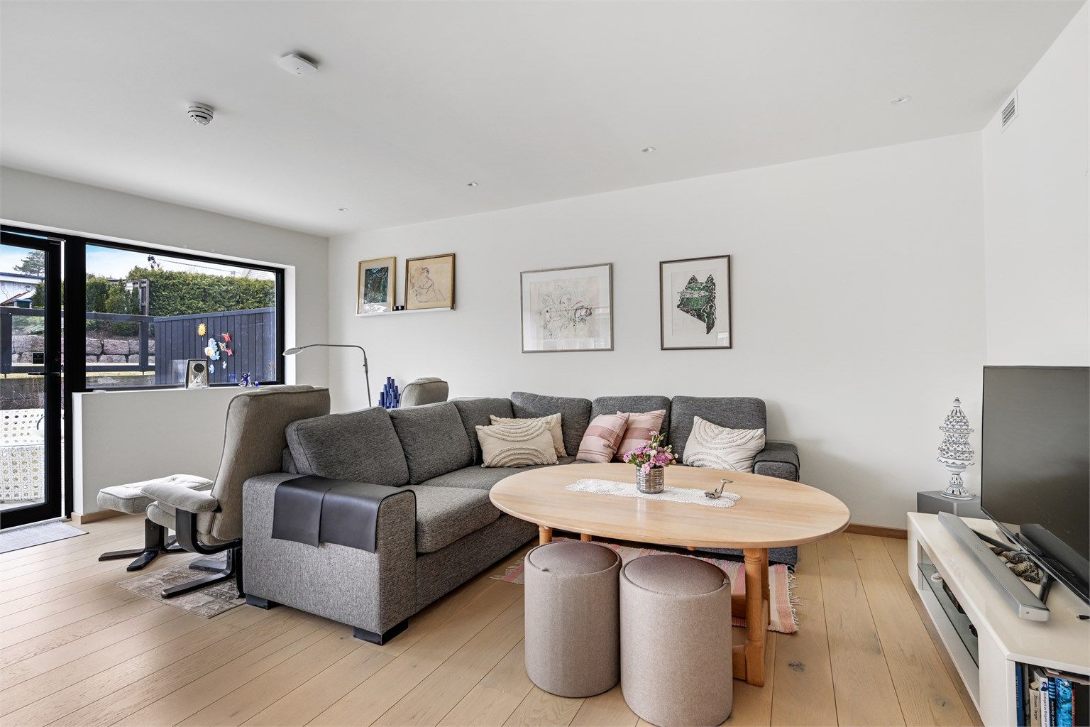 Store vindusflater mot syd og vest gir rikelig med lys, og uten gjenboere mot vest er utsynet åpent og privat.