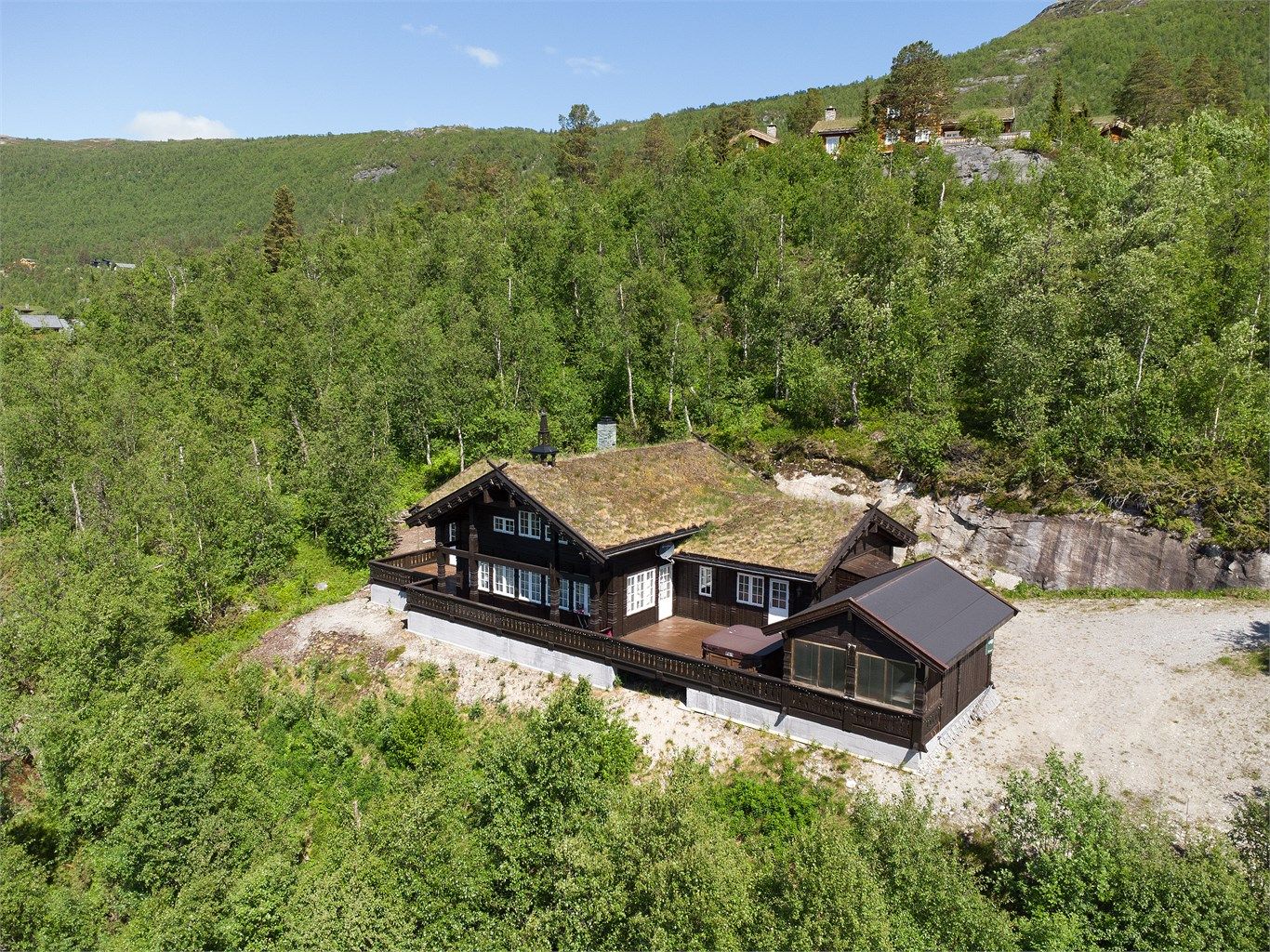 Dronebilde av eiendommen