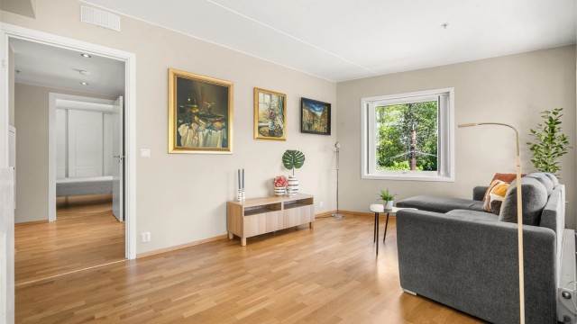 Leiligheten består av stue med åpen kjøkkenløsning og utgang til balkong, bad og 2 soverom. Romslig bod i garasjeetasjen.