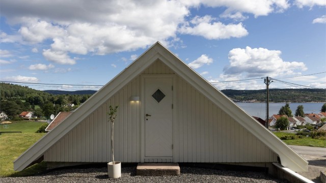 Garasjen har en loftsetasje med 15 kvm måleverdig areal for ekstra lagring.