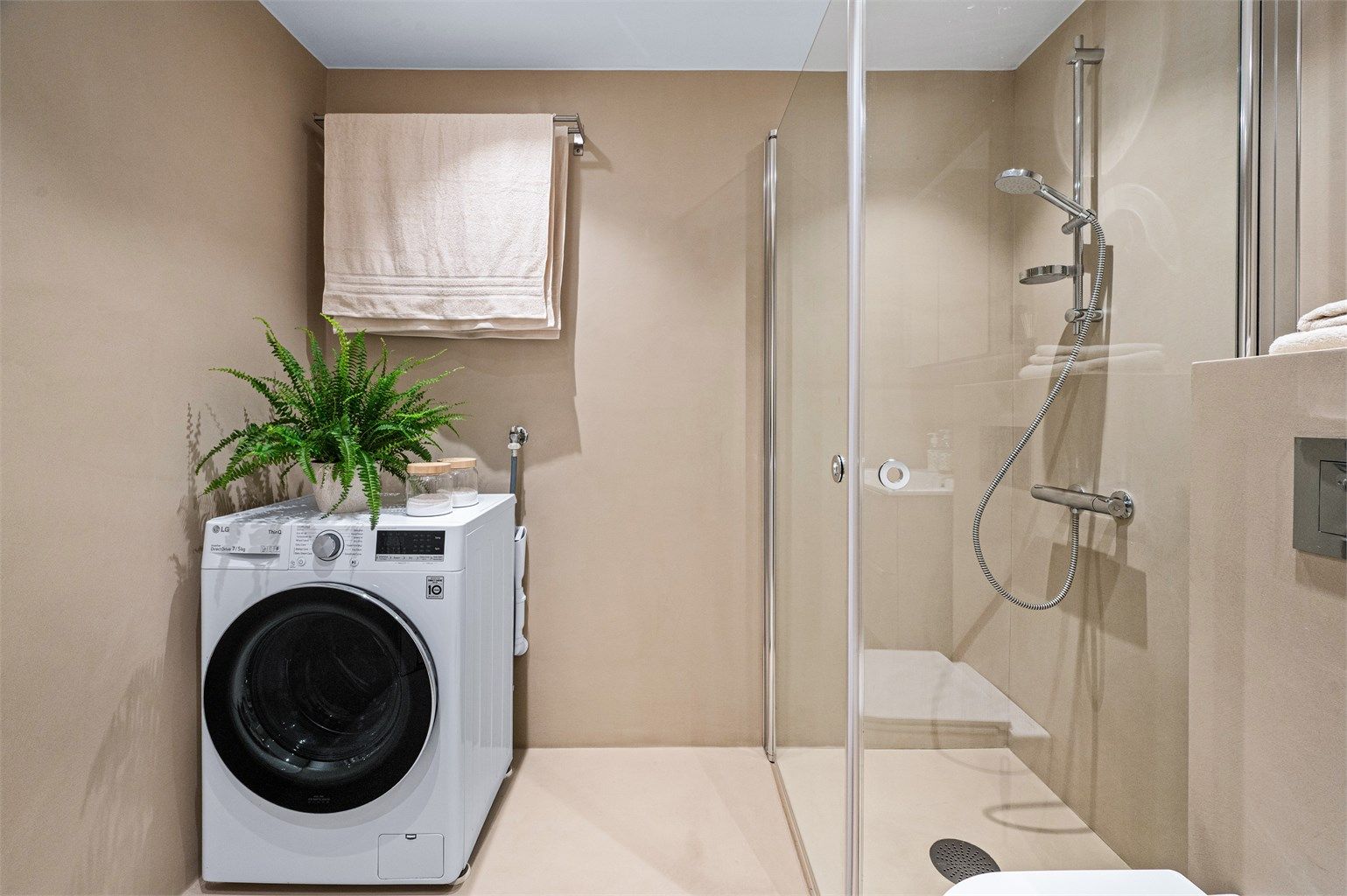 Badet ble pusset opp i 2026 og har opplegg for vaskemaskin.