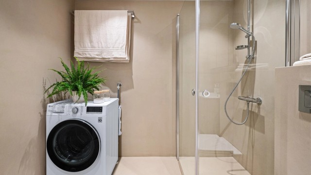 Badet ble pusset opp i 2026 og har opplegg for vaskemaskin.