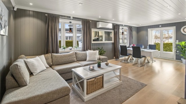 Nyere varmepumpe og vedovn for oppvarming