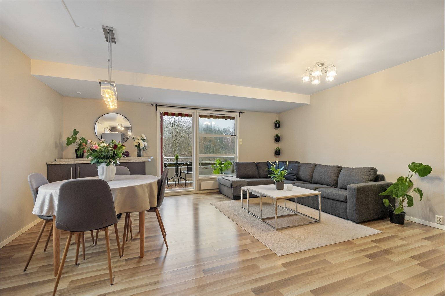 Lys og hyggelig stue med store vindusflater