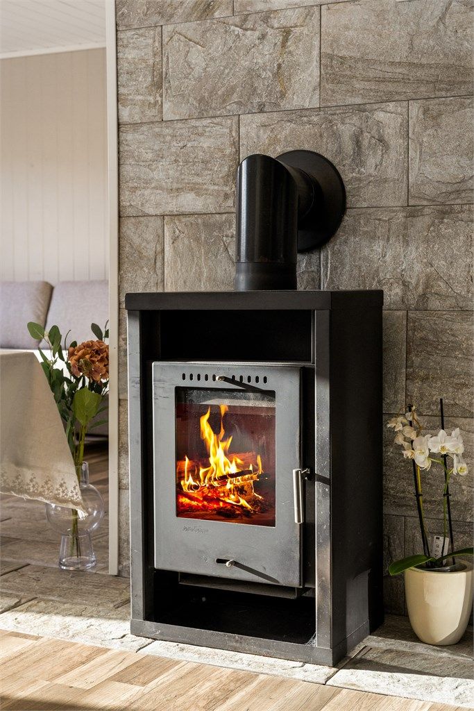 Fin peisovn i stuen som gir god varme