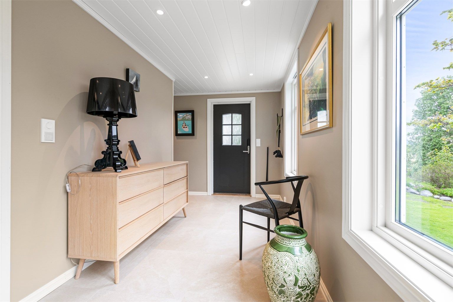 Entré med plass til oppbevaringsmøbler. Ytterdøren har elektronisk kodelås.