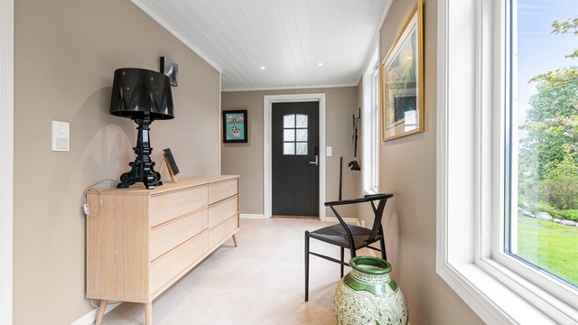 Entré med plass til oppbevaringsmøbler. Ytterdøren har elektronisk kodelås.