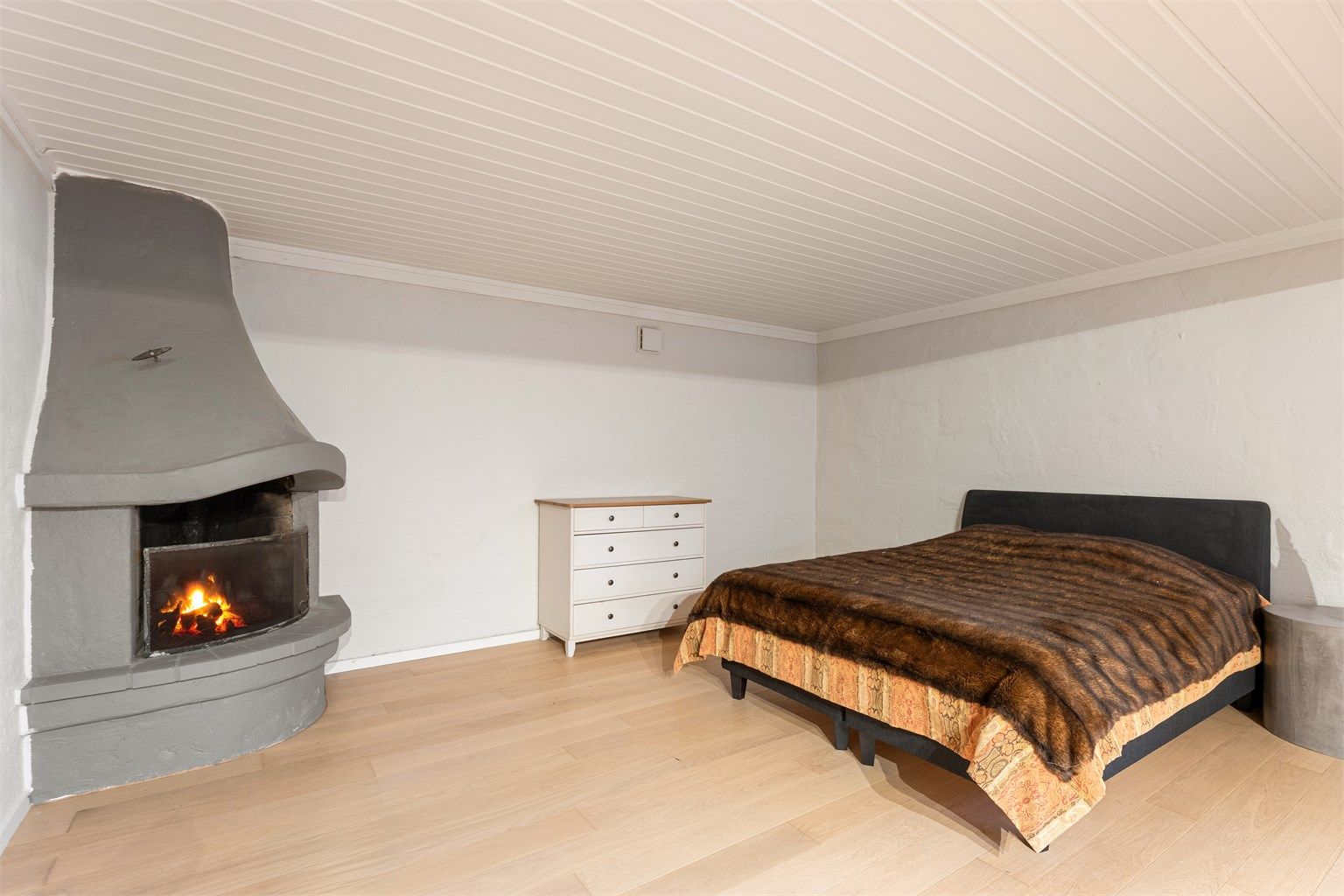 Den åpne peisen i kjellerstuen gir ekstra varme og hygge.