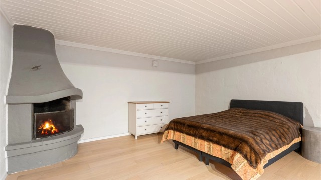 Den åpne peisen i kjellerstuen gir ekstra varme og hygge.