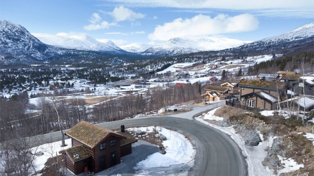 Bjorli skisenter ligger kun en kort tur unna, og området har over 80 km med preparerte langrennsløyper.