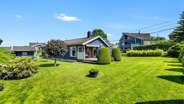 Eiendomsmegler Krogsveen v/ Vegard Gran-Andersen ønsker deg velkommen til Gressrudveien 3 - en gjennomtenkt enebolig med alt det nødvendige samlet på én flate – smart utformet for en komfortabel og praktisk hverdag.