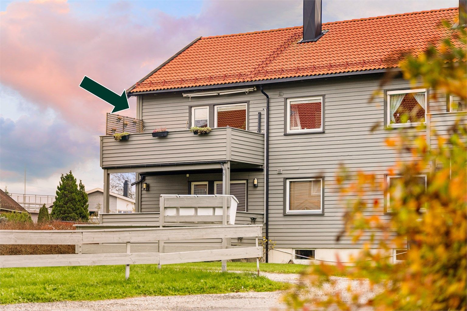 Leiligheten inngår i den nordre enden av andre etasje, lengst unna Mossins gate.