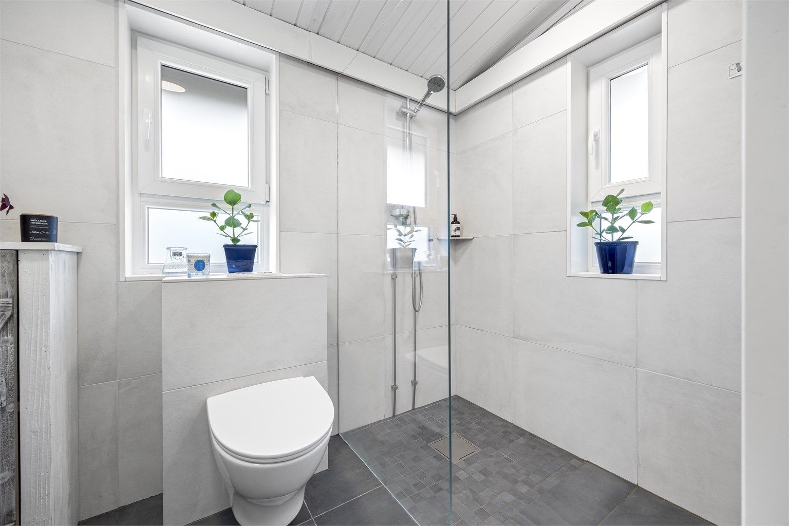 Bad med lekre fliser og innredning.