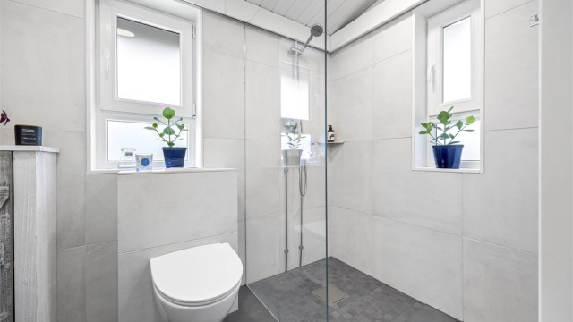 Bad med lekre fliser og innredning.