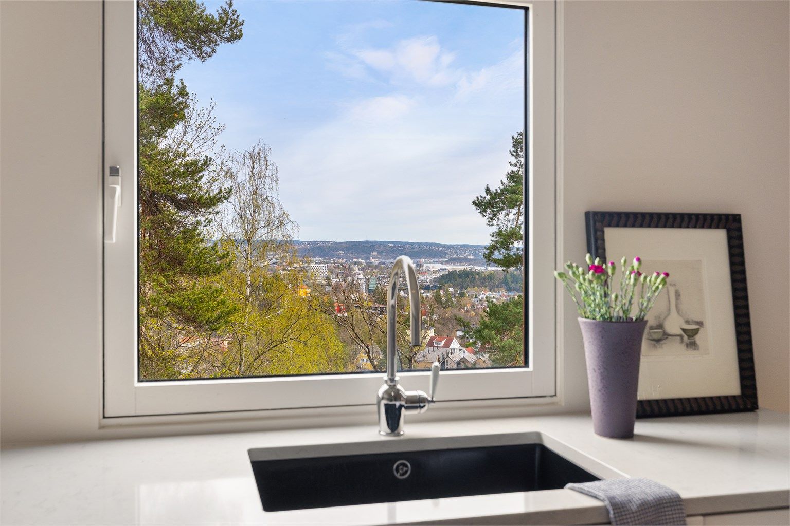 Fra kjøkkenvinduet har man en fin utsikt over nærområdet.