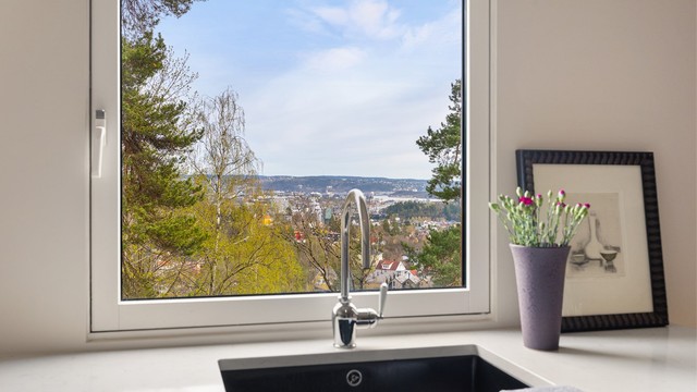 Fra kjøkkenvinduet har man en fin utsikt over nærområdet.